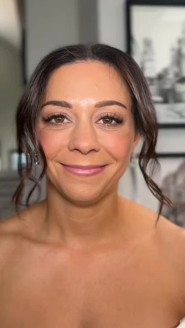 3 days, 3 bridal looks 🤍 Different moments, same bride glow

✨Pinky glam for the wedding 
✨Bronze peach for the welcome day 
✨Natural bronze for the pool party 

Which look is your favorite? 

#sanmigueldeallende #destinationbride #sanmiguelwedding #mexicowedding #bridalmakeup