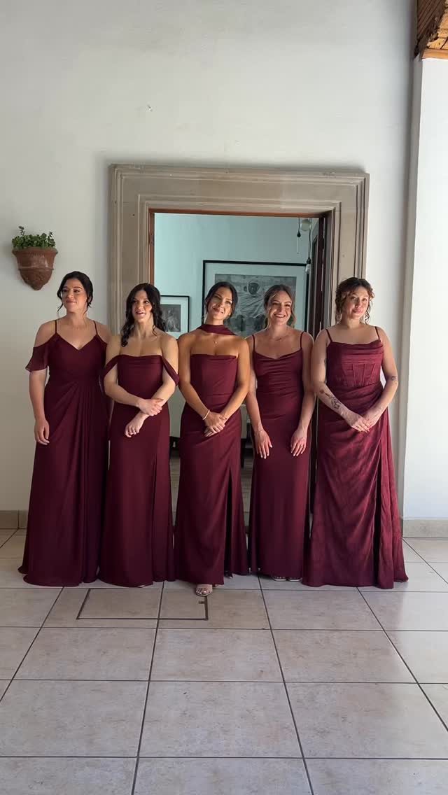 First look with the ladies ✨
Before the aisle, before the vows… there’s this moment with your favorite girls surrounding you. 

Because bridal beauty is never just about makeup — it’s about how you *feel* in your most meaningful moments.

For our destination brides in Querétaro, we create a beauty experience that feels effortless, elevated, and truly you. 🤍

Send us a DM to reserve your date. ✨

Photo @ja.wedding_photography 
WP @everlongeventplanner 

#DestinationBride
#QueretaroWedding
#BridalBeautyExperience
#FirstLookMoments
#LuxuryBridalMakeup