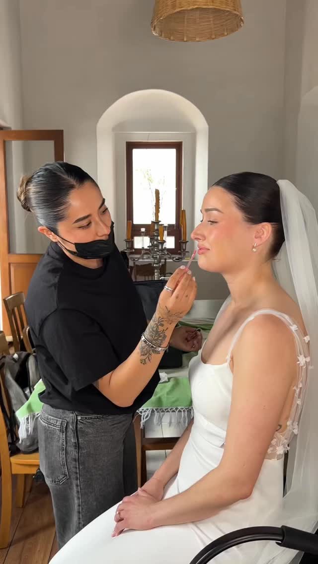 A bridal tip you’ll thank yourself for later: your wedding makeup shouldn’t only look good at the start of the day — it should still feel fresh after the ceremony, hugs, tears, photos and dancing ✨

Touch-ups are what keep your bridal look polished and effortless throughout every moment, especially for destination weddings and long celebrations.

For our destination and Mexico weddings, we also offer on-site touch-up assistance during the event 🤍

#DestinationBride #MexicoWedding #BridalTouchUp #LuxuryBride #WeddingMakeupArtist